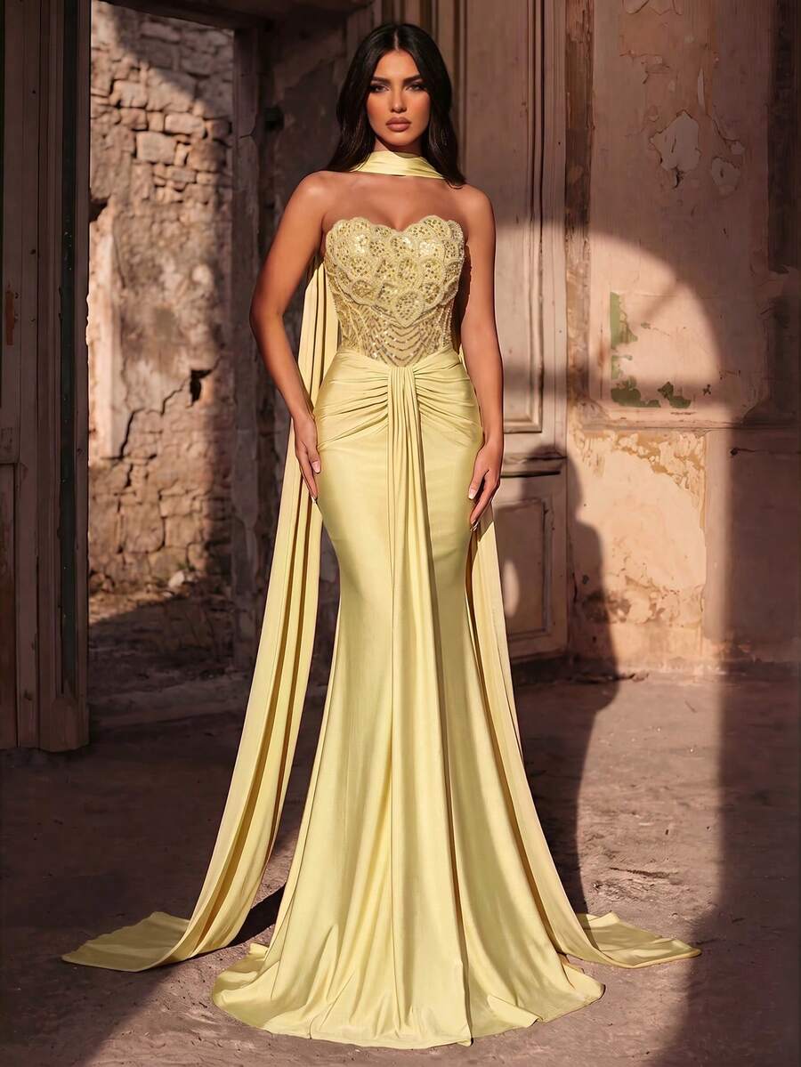 Elegantna luksuzna haljina od elastičnog materijala sa perlicama