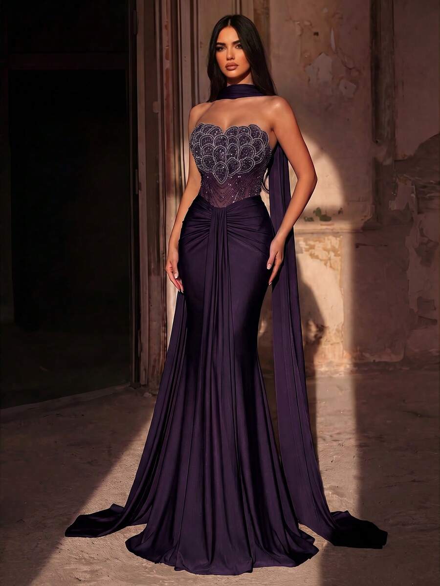 Elegantna luksuzna haljina od elastičnog materijala sa perlicama