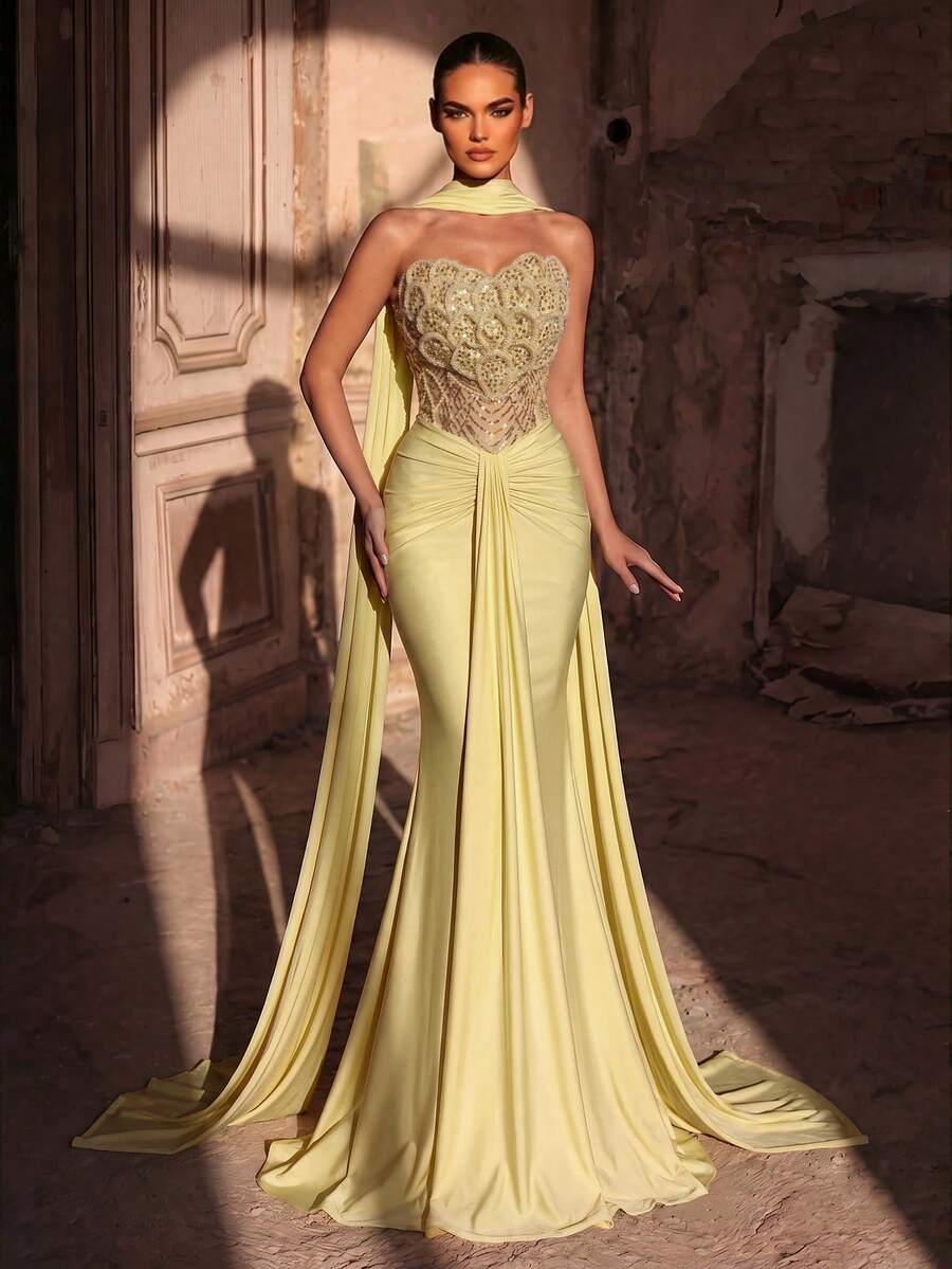 Elegantna luksuzna haljina od elastičnog materijala sa perlicama