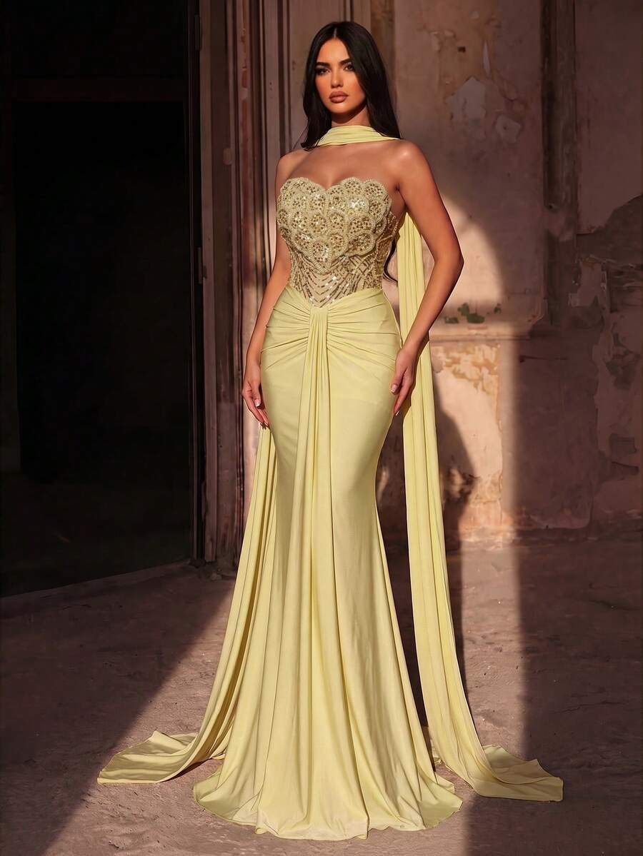 Elegantna luksuzna haljina od elastičnog materijala sa perlicama