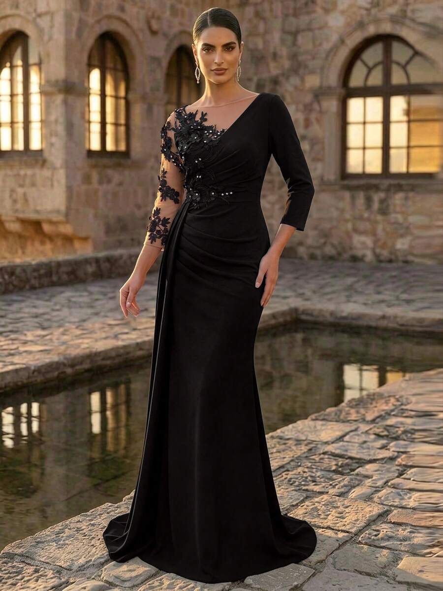 Elegantna luksuzna haljina sa mrežastim rukavima sa perlama, nabranim detaljima i donjim delom u stilu sirene