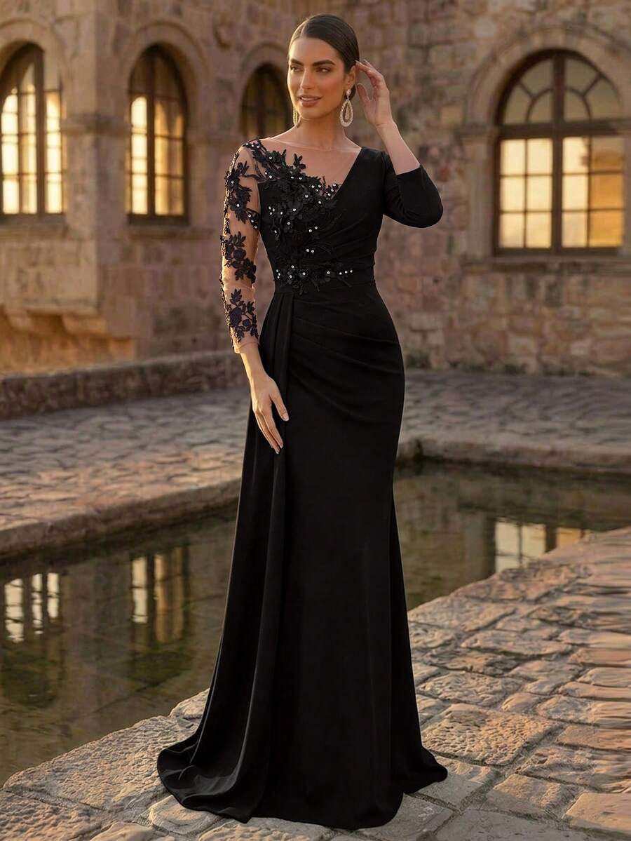 Elegantna luksuzna haljina sa mrežastim rukavima sa perlama, nabranim detaljima i donjim delom u stilu sirene