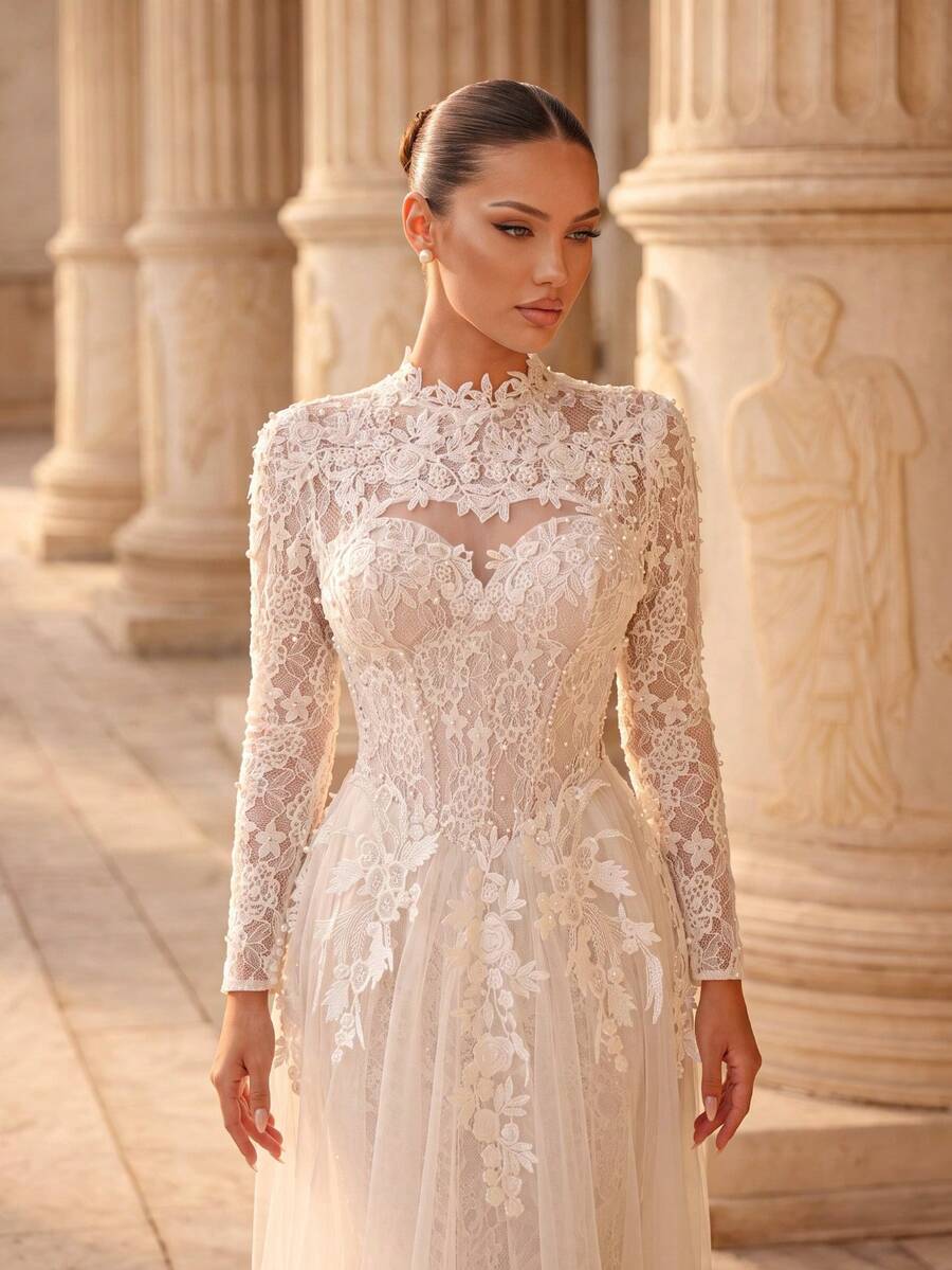 Ženska bela elegantna svilena haljina, sa podignutom kragnom, dugim rukavima i vezenim detaljima