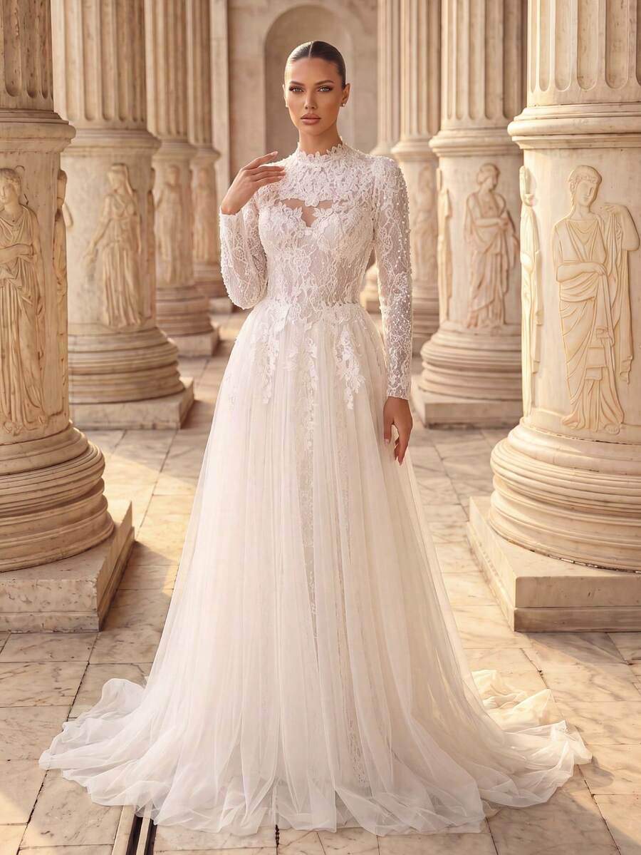 Ženska bela elegantna svilena haljina, sa podignutom kragnom, dugim rukavima i vezenim detaljima