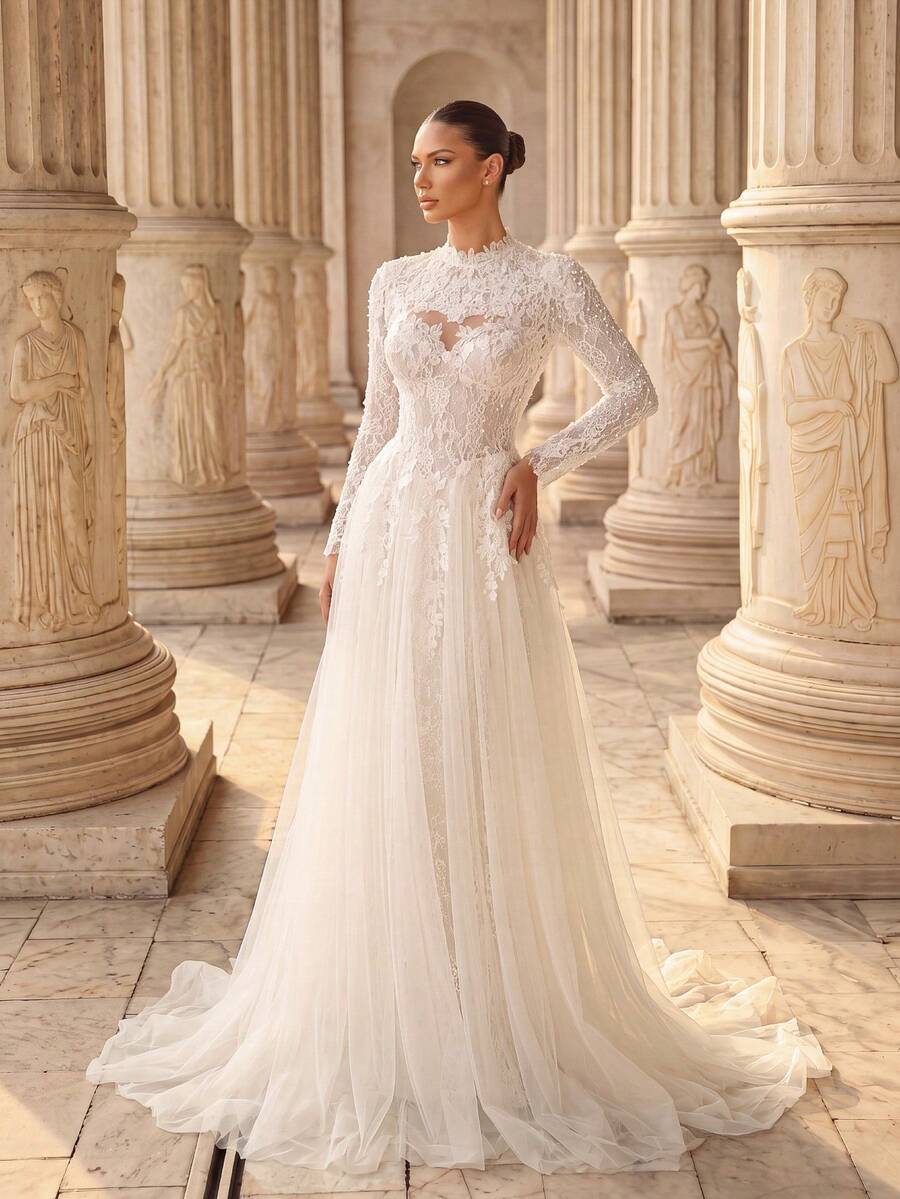 Ženska bela elegantna svilena haljina, sa podignutom kragnom, dugim rukavima i vezenim detaljima