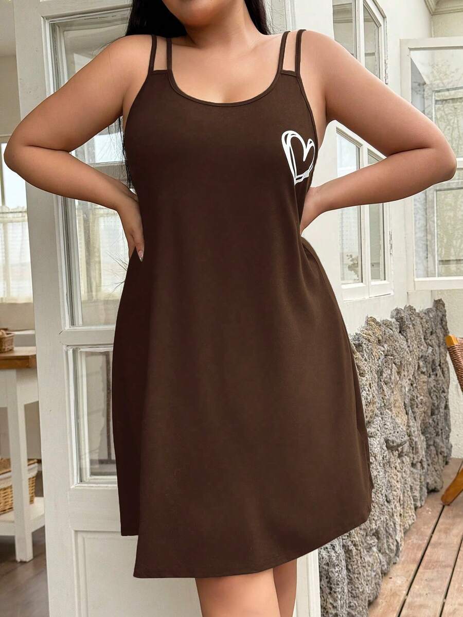 Ležerna spavaćica na bretele sa printom srca, plus size