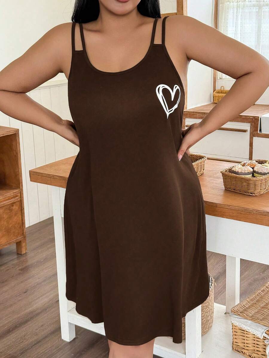 Ležerna spavaćica na bretele sa printom srca, plus size