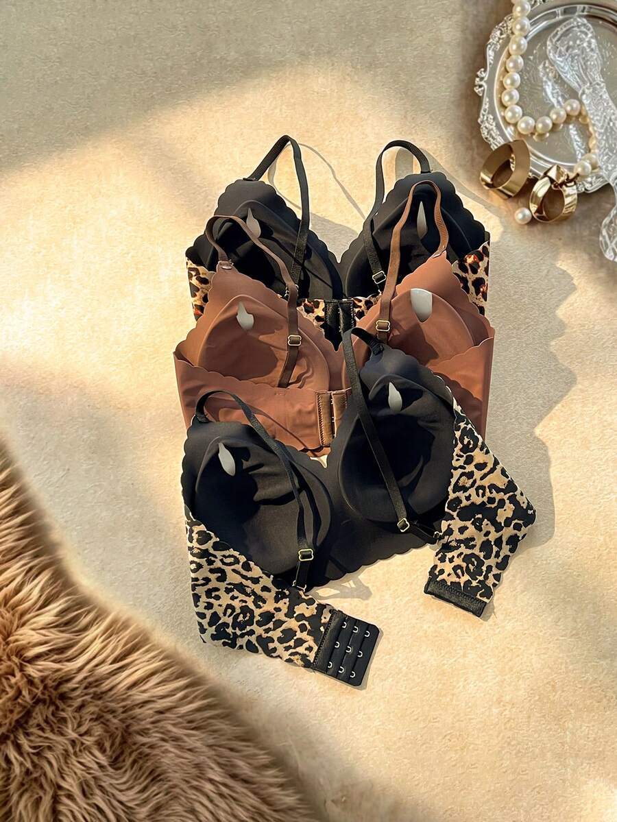 Seksi set grudnjaka  sa leopard printom i jednobojnim detaljima