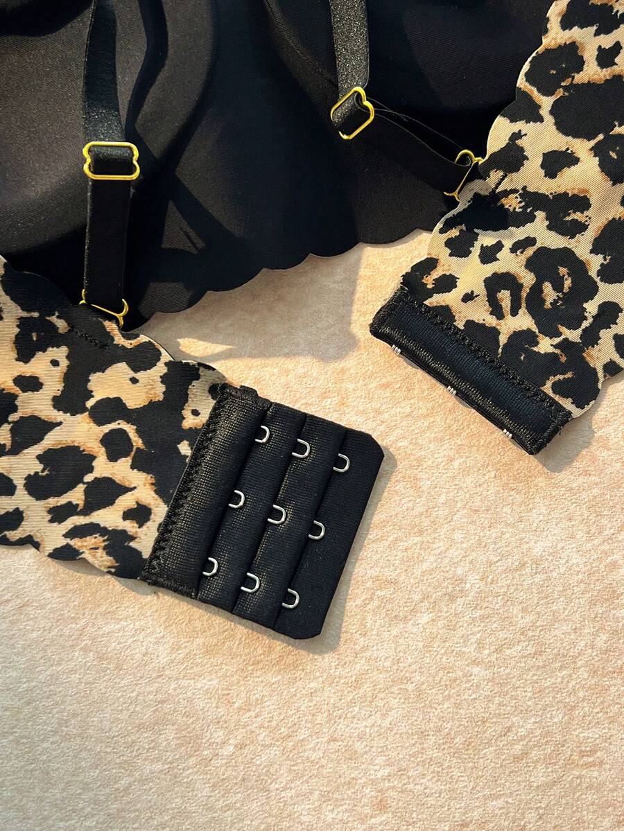 Seksi set grudnjaka  sa leopard printom i jednobojnim detaljima