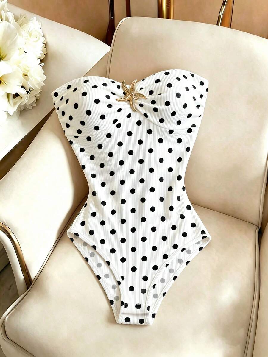 Uska seksi ženska body-odeća bez bretela sa nabranim detaljima i metalnom kopčom