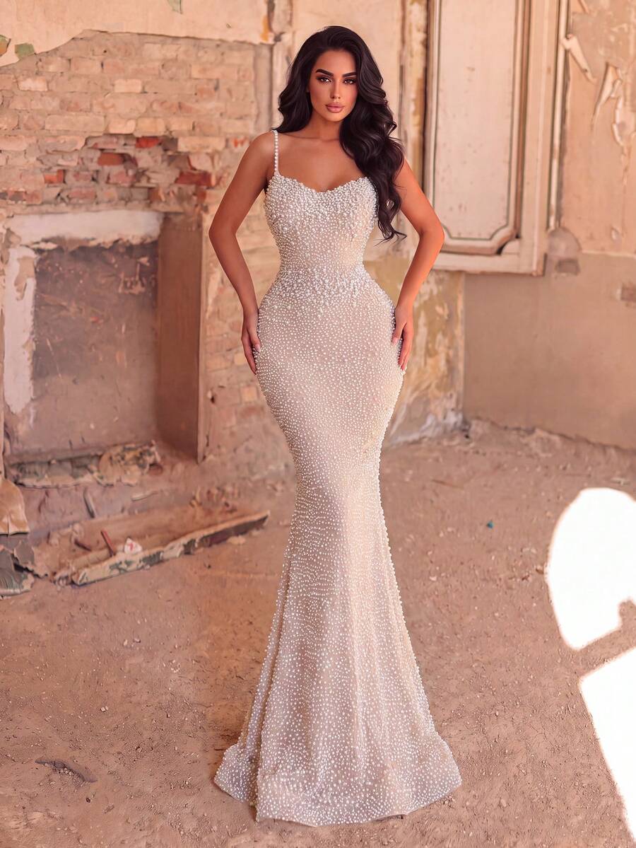 Elegantna luksuzna graciozna večernja haljina sa tankim kaiš-bretelama i perla dekorom