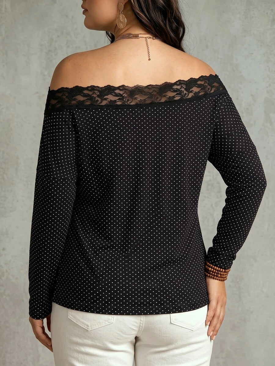 Ženska bluza sa sitim printom na tačkice, asimetričnim izrezom na ramenu, delikatnim čipkastim detaljima plus size