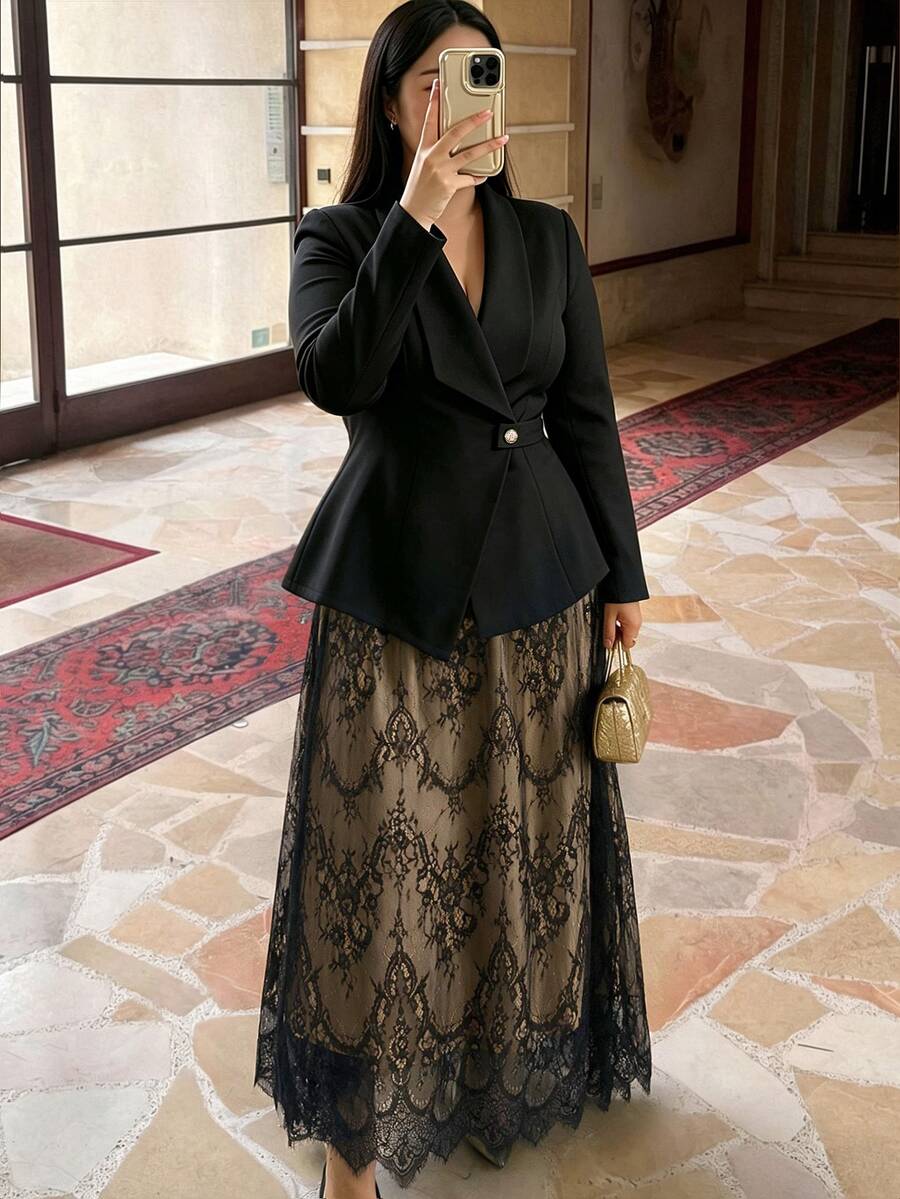 Elegantni komplet od dva dela u plus size veličini: sako sa kaišem i midi suknja sa kontrastnim čipkom