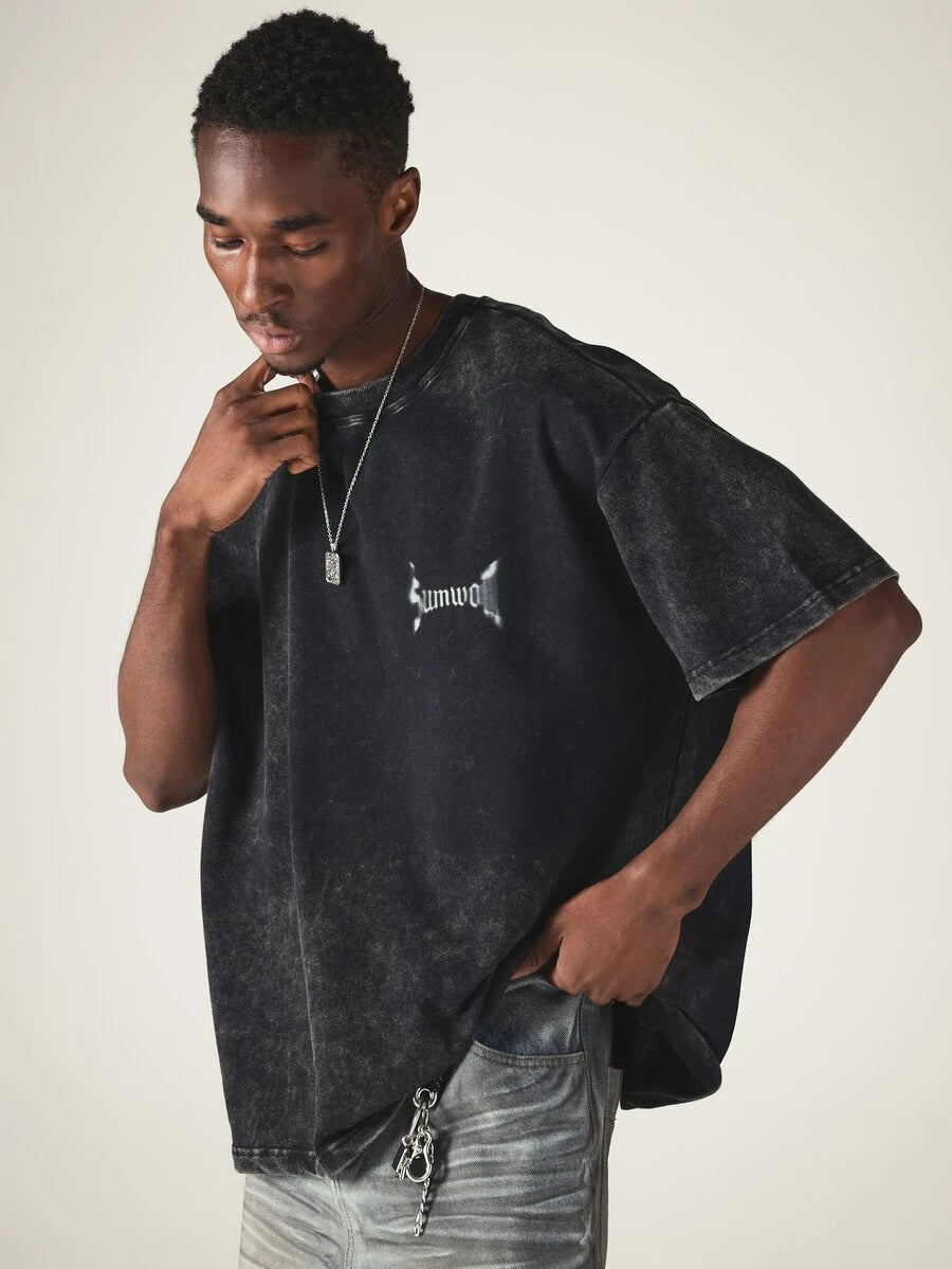 Majica oversize kroja sa acid wash efektom, grunge printom na leđima i logotipom na grudima