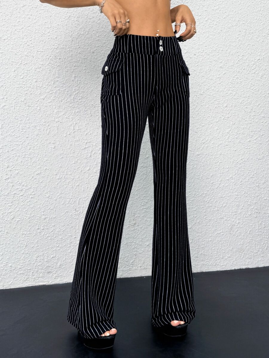Prugaste uske pantalone sa niskim strukom i širim nogavicama