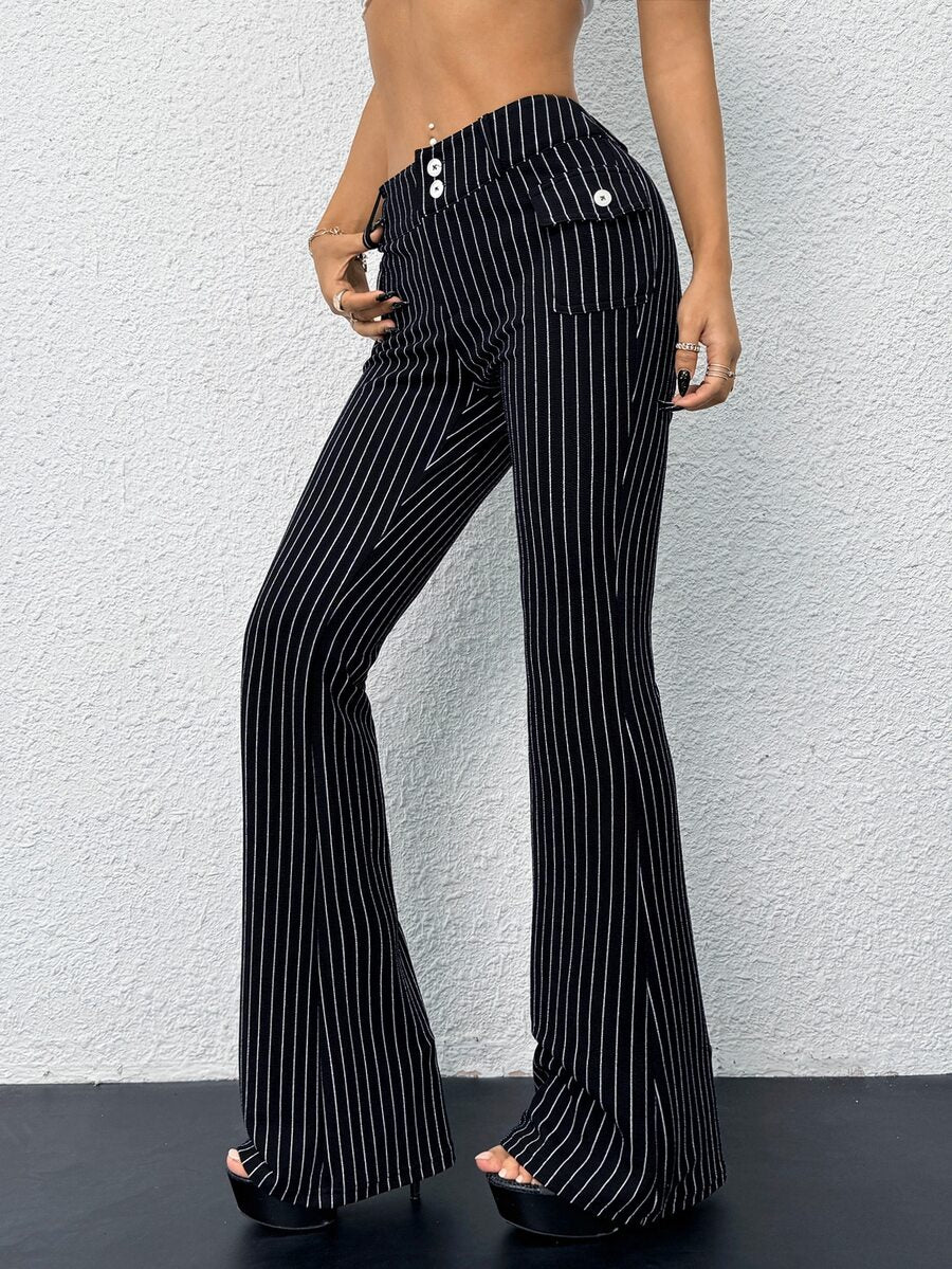 Prugaste uske pantalone sa niskim strukom i širim nogavicama