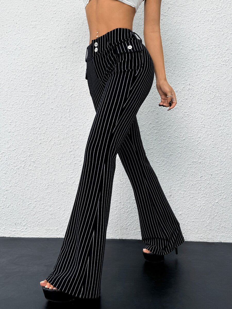 Prugaste uske pantalone sa niskim strukom i širim nogavicama