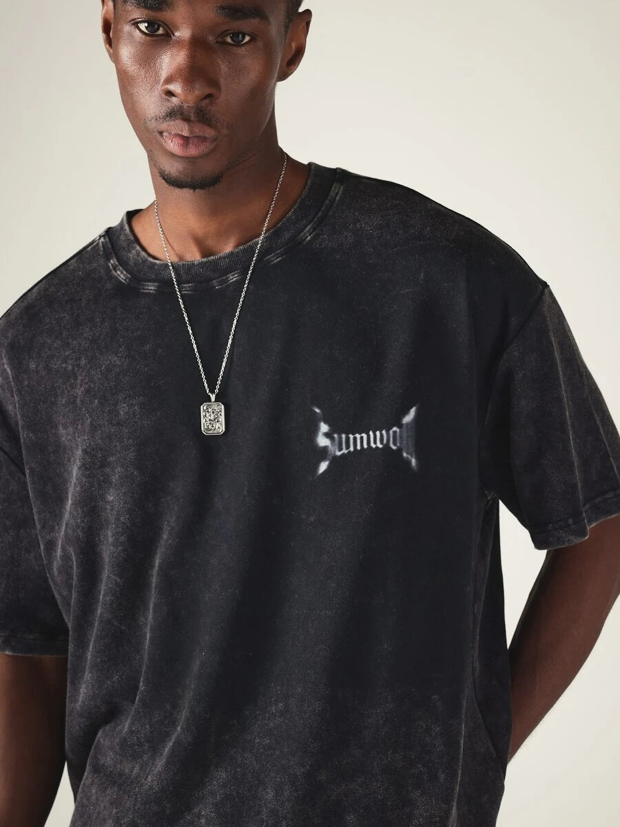 Majica oversize kroja sa acid wash efektom, grunge printom na leđima i logotipom na grudima