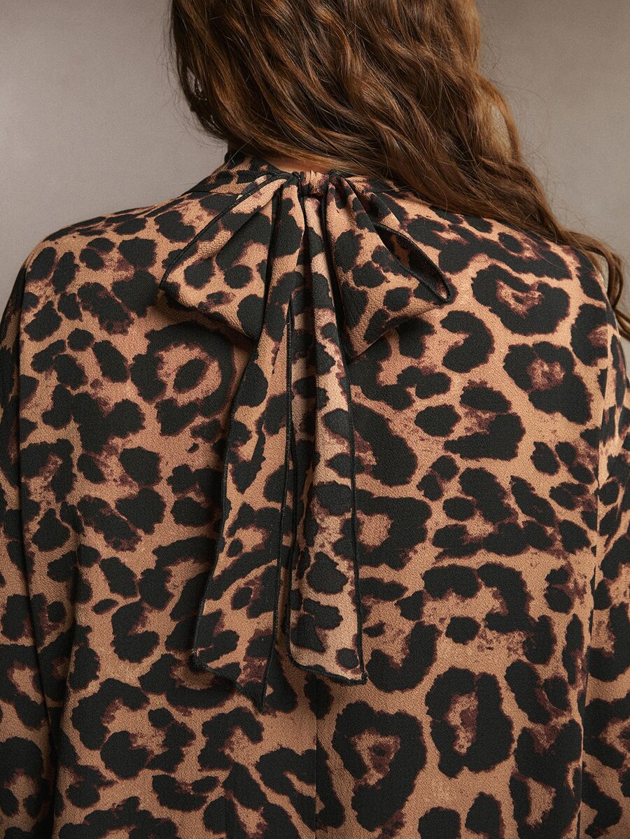 Haljina sa leopard printom, asimetričnim donjim delom, balon rukavima i kariranom ivicom