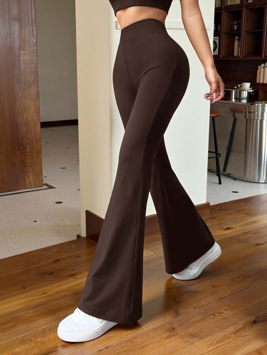 Ženske uske pantalone sa raširenim nogavicama